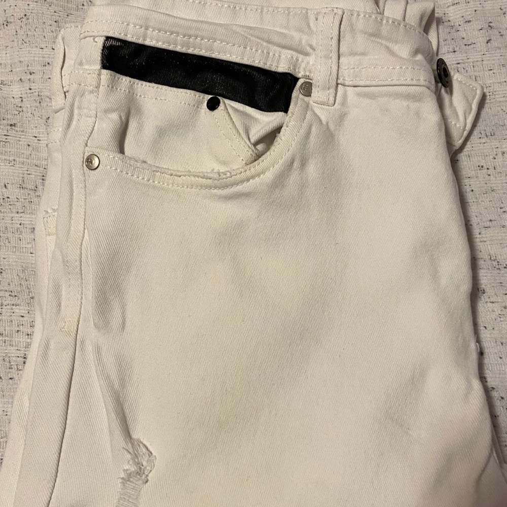 Jeans with Accents of black pockets